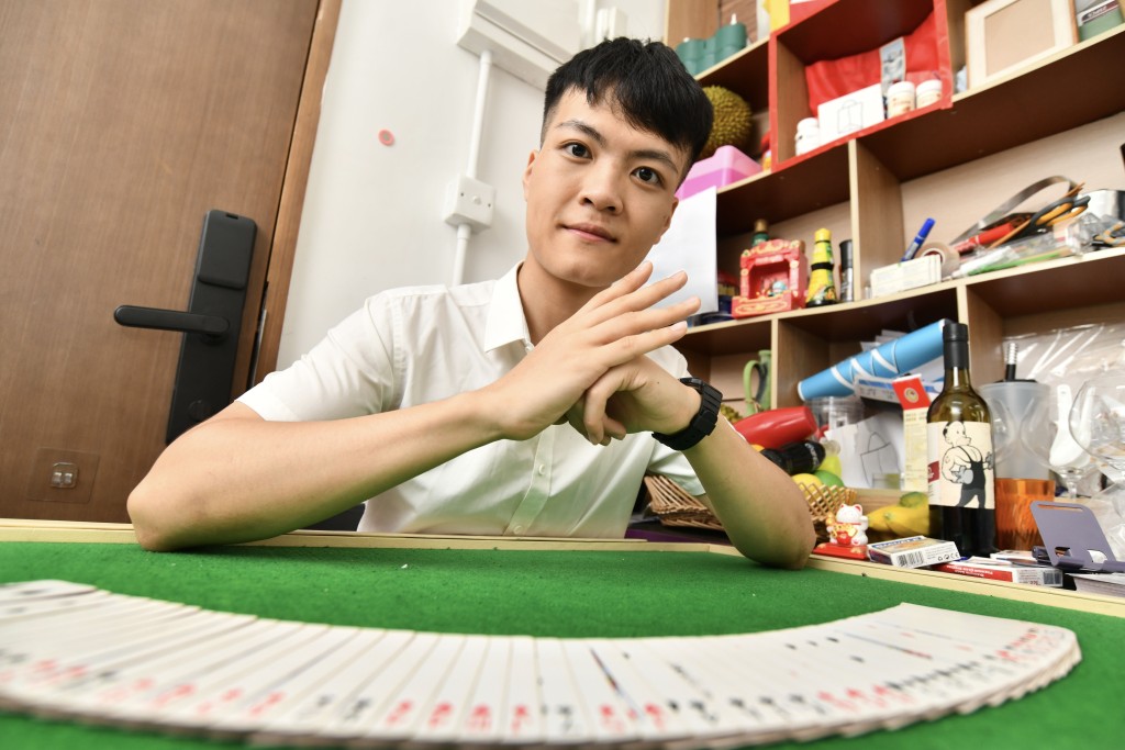 這位新晉網紅叫做「麻成」,本名蔡志城,今年23歲。 這位新晉網紅叫做「麻成」,本名蔡志城,今年23歲。