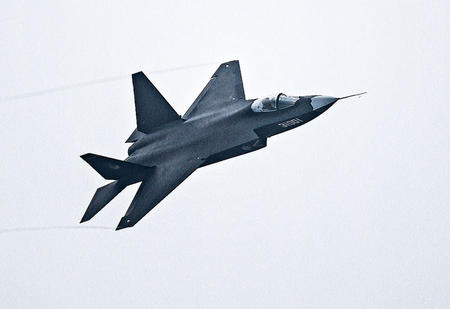 歼-35(FC-31)战斗机在珠海航展中心上空进行飞行表演。