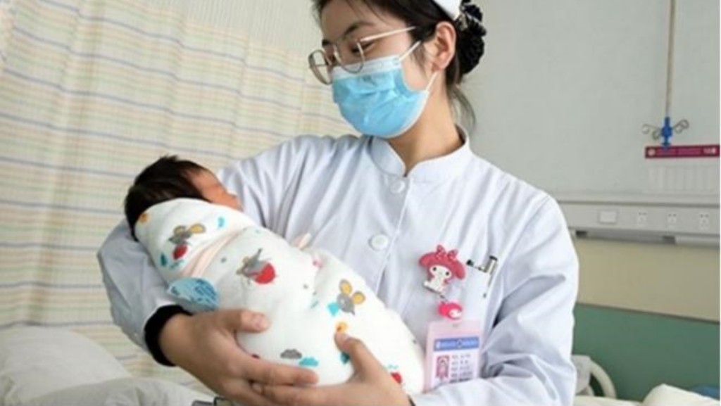內地去年出生率為6.77%。