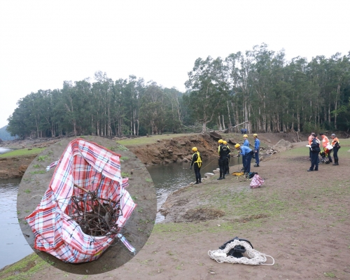 紅白藍膠袋內盛有一些樹枝及石塊。
