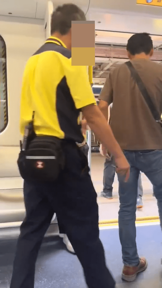 當列車到達大圍站，兩人隨港鐵職員走離車廂。