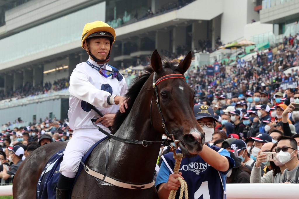 「金鎗六十」是目前香港赛马史上累积最多奖金的赛驹。