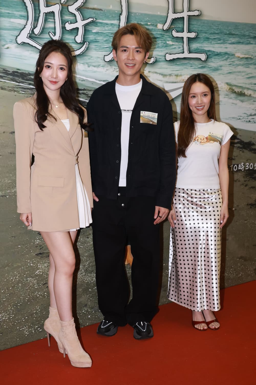 鄺潔楹（右）、何依婷（左）和阮浩棕（中）現身將軍澳電視城，支持好友周奕瑋主持的節目《周遊人生》的試映會。