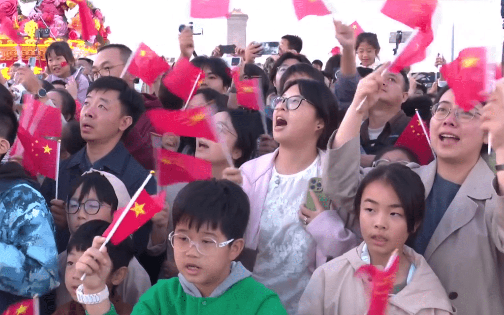 大批民眾在場觀看。 央視截圖