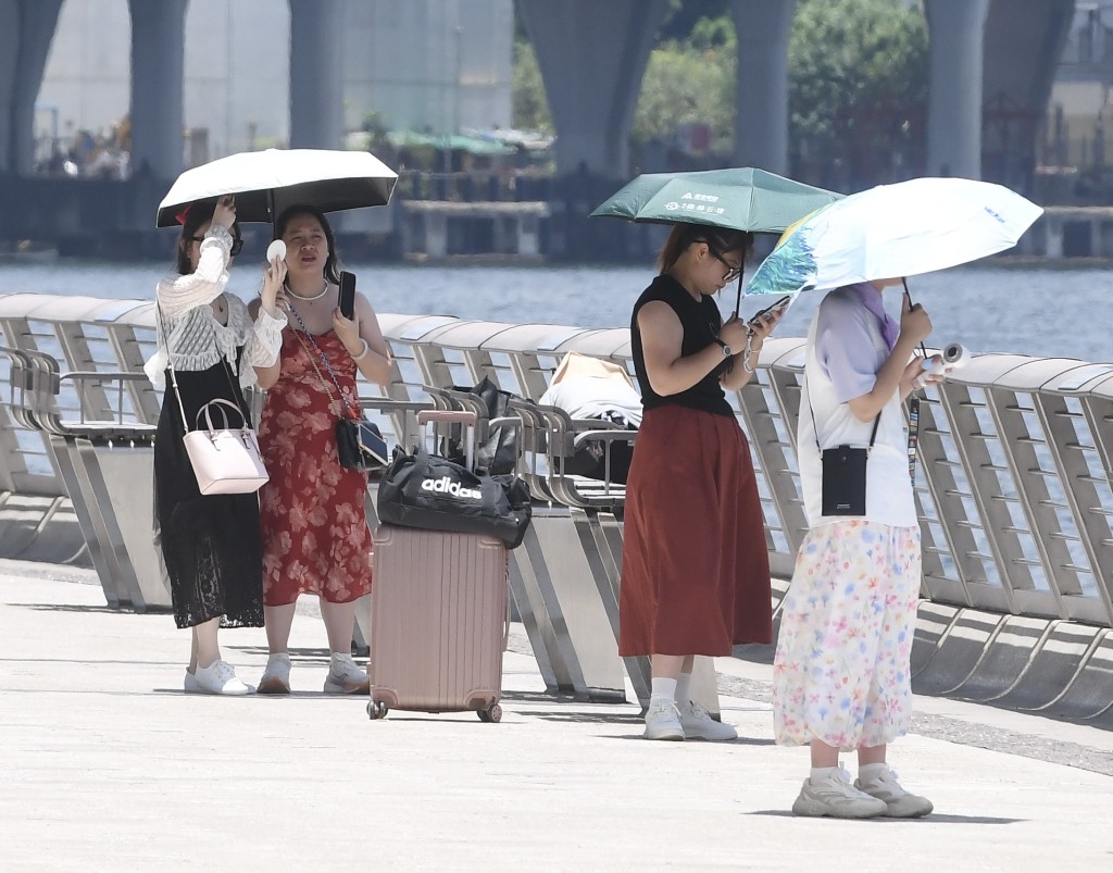 展望明日天氣仍然酷熱,稍後驟雨增多,風勢逐漸增強。何君健攝 展望明日天氣仍然酷熱,稍後驟雨增多,風勢逐漸增強。何君健攝