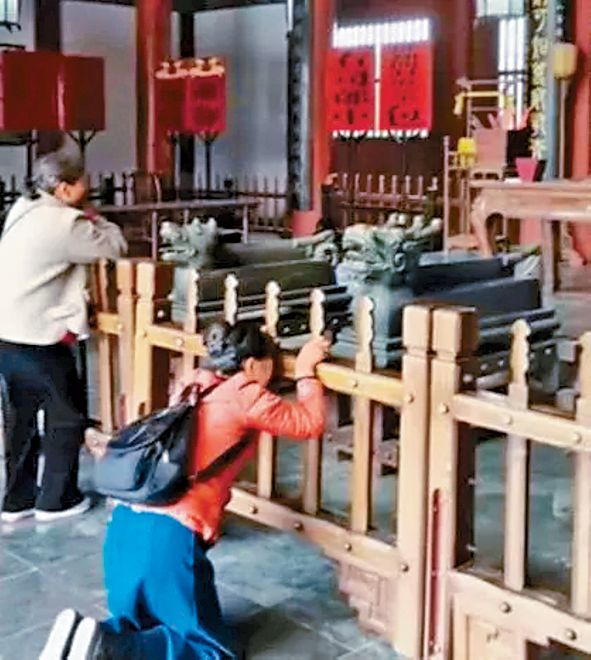 有女子在開封包公祠前跪地痛哭。