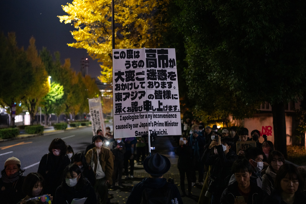 數百民眾抗議高市涉台言論，日本首相官邸前示威。 美聯社