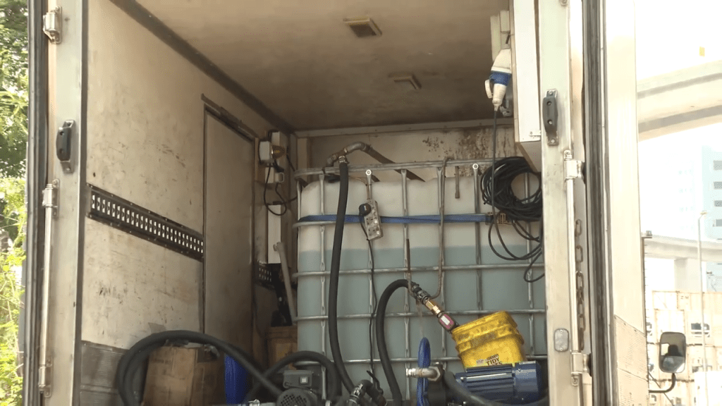 消防處打擊非法燃油轉注特遣隊人員在場搜證。消防處圖片 消防處打擊非法燃油轉注特遣隊人員在場搜證。消防處圖片