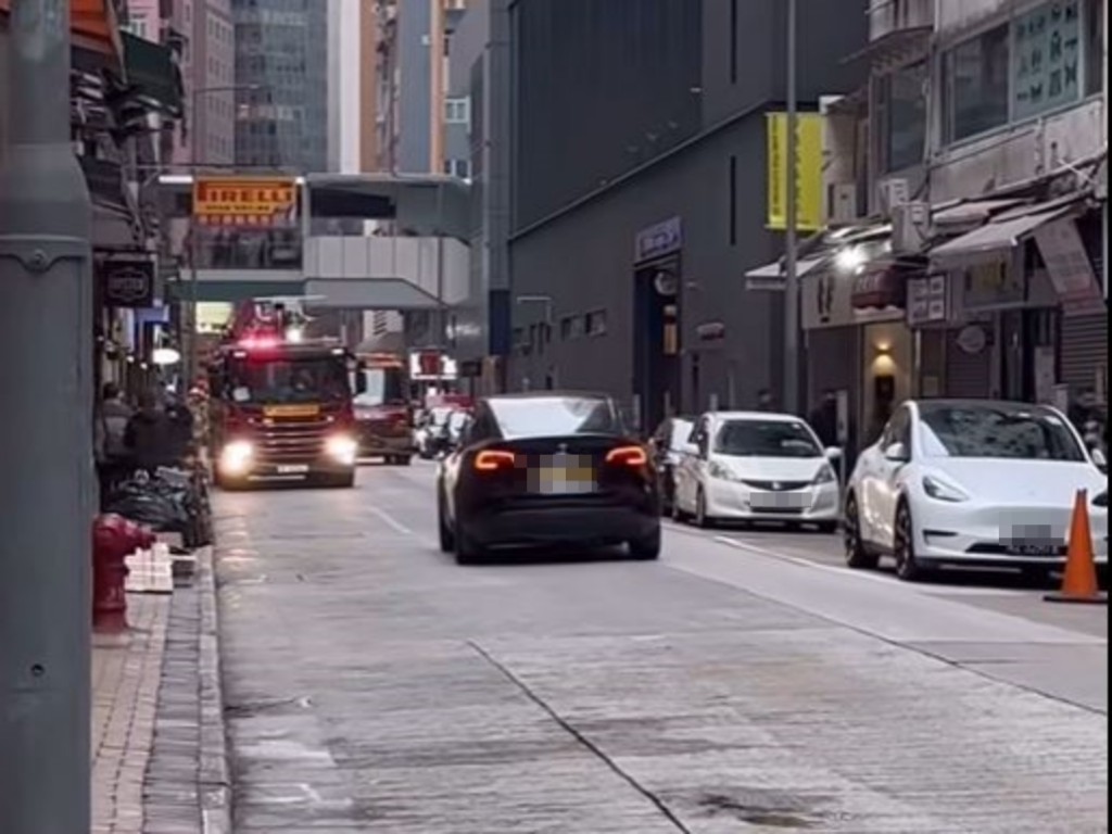 網上流傳相片顯示，一輛黑色特斯拉電動車在灣仔謝斐道逆線行駛。（車cam L（香港群組））