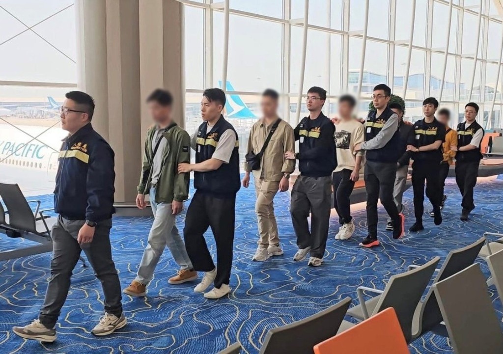 入境處處長郭俊峯指出,入境處會採取合適措施,將不受歡迎且滯留的非香港居民遣返原居地。圖為入境處人員於今年3月將18名越南籍非法入境者遣返越南。 資料圖片 入境處處長郭俊峯指出,入境處會採取合適措施,將不受歡迎且滯留的非香港居民遣返原居地。圖為入境處人員於今年3月將18名越南籍非法入境者遣返越南。 資料圖片