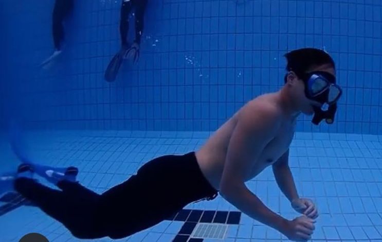 坤哥似乎游水都唔錯。