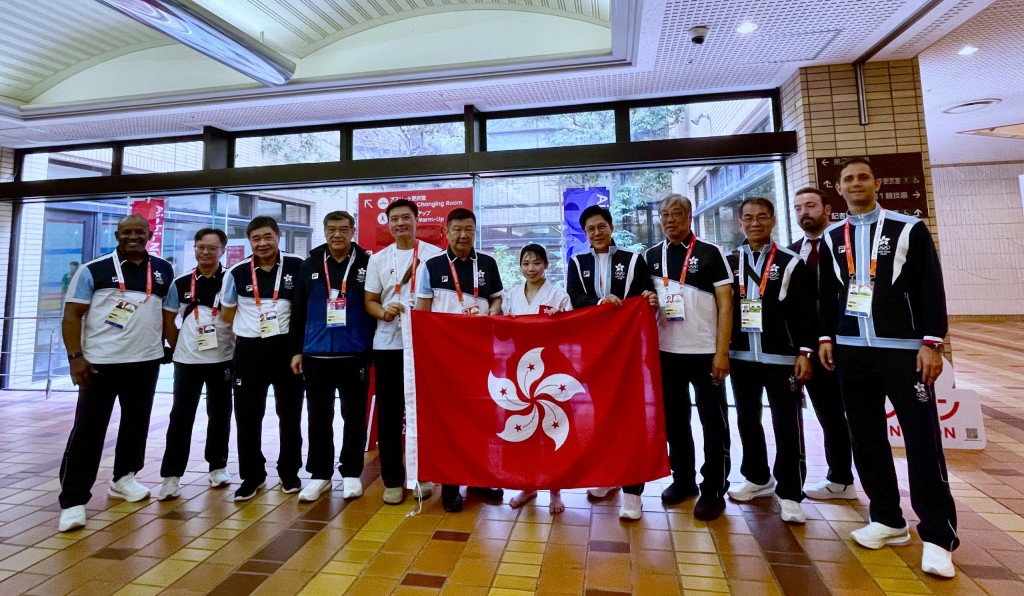 香港队团长黄宝基（右四）跟一众港协副会长及体院院长蔡玉坤（左三）到空手道跟Grace打气。徐嘉华摄