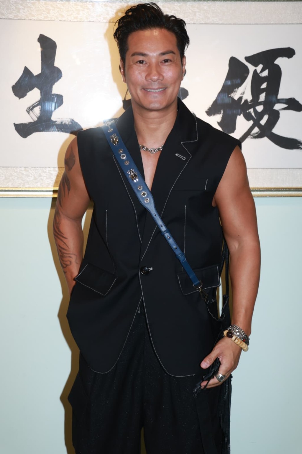 黃竣鋒參加《亞洲先生競選》奪得季軍而加入娛樂圈。
