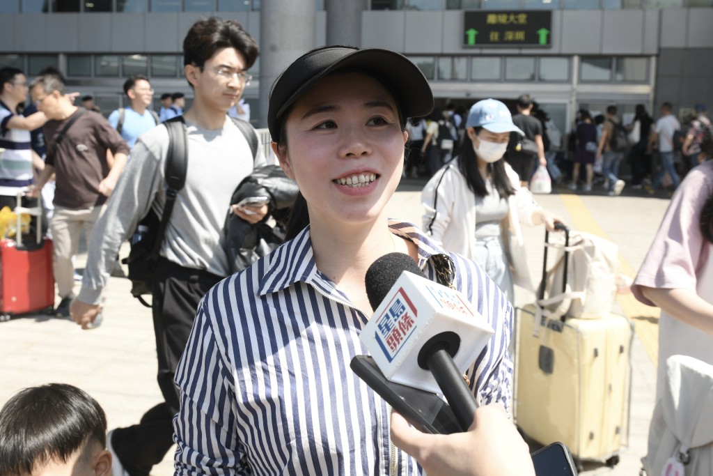 鄭女士表示，趁假期帶女兒來香港迪士尼樂園遊玩。
