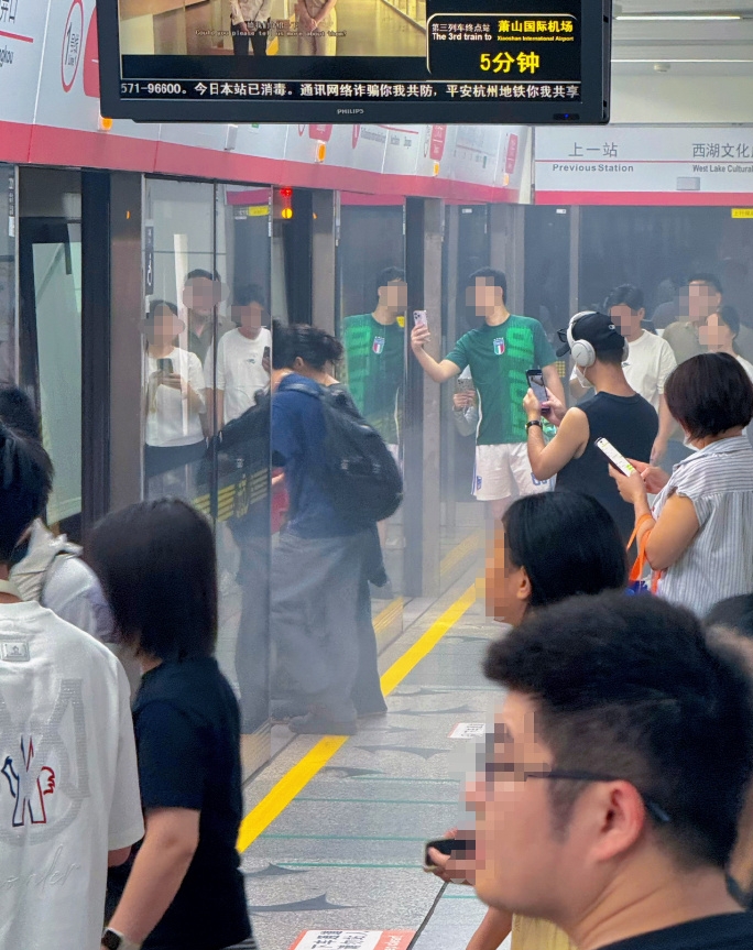 杭州地鐵乘客「尿袋」自燃起火，車廂冒出白煙。