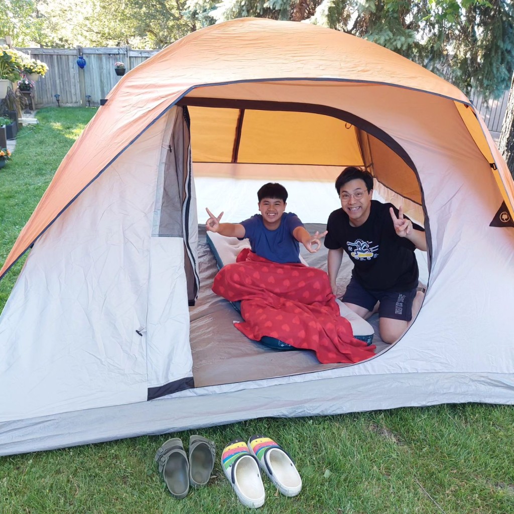 章志文昨日在IG貼出新相，見到他為兒子在屋但後花園搭營。