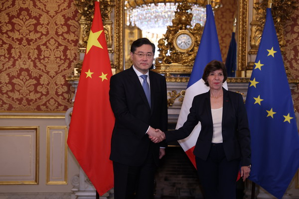 秦刚在巴黎同法国外交部长科隆纳举行会谈。外交部