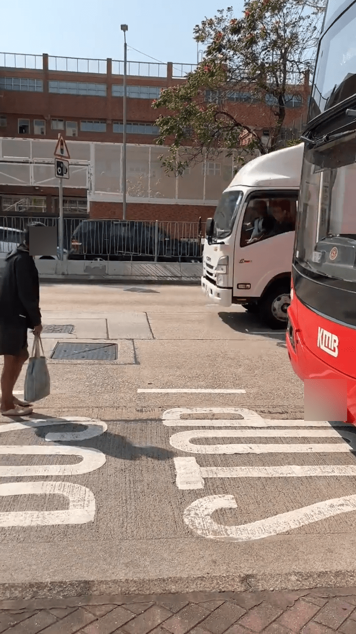 影片看到伯伯站在马路上，闸停巴士。