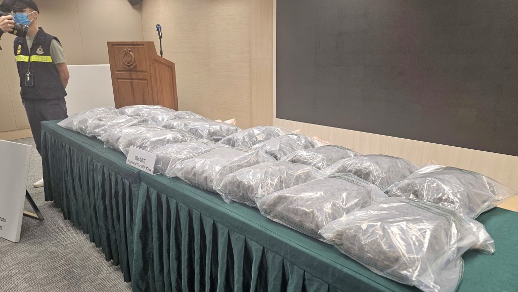 海关检获40包怀疑大麻花，共重约20公斤，市值约400万元。