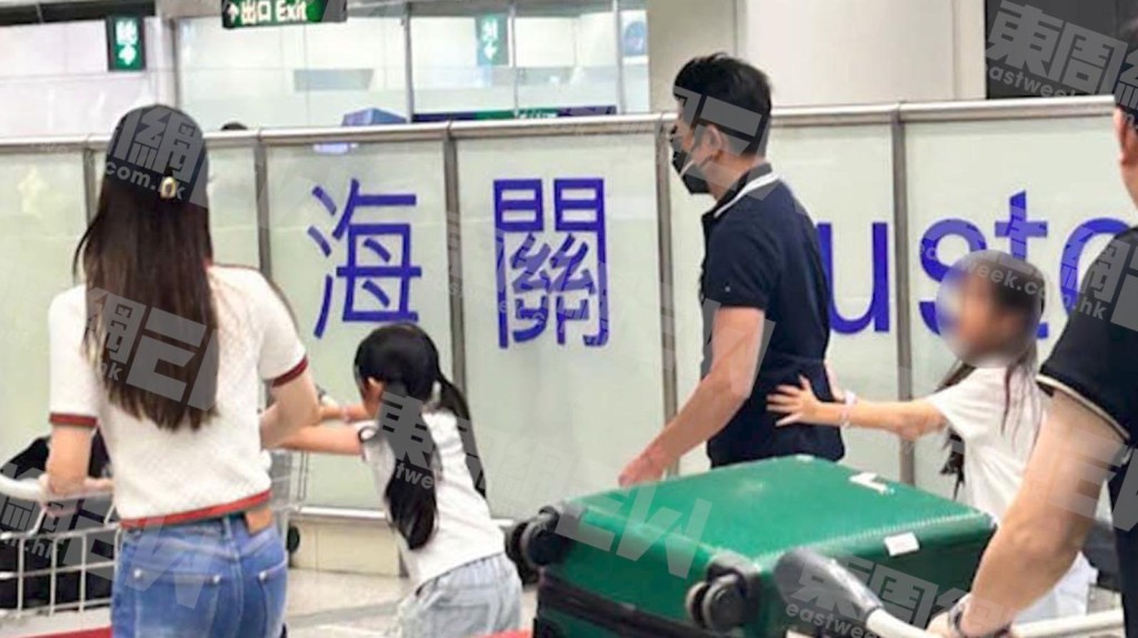 郭富城戴上黑超和口罩極力保持低調，但身旁兩名活潑的大女和二女一直黐實爸爸。（《東周刊》圖片）