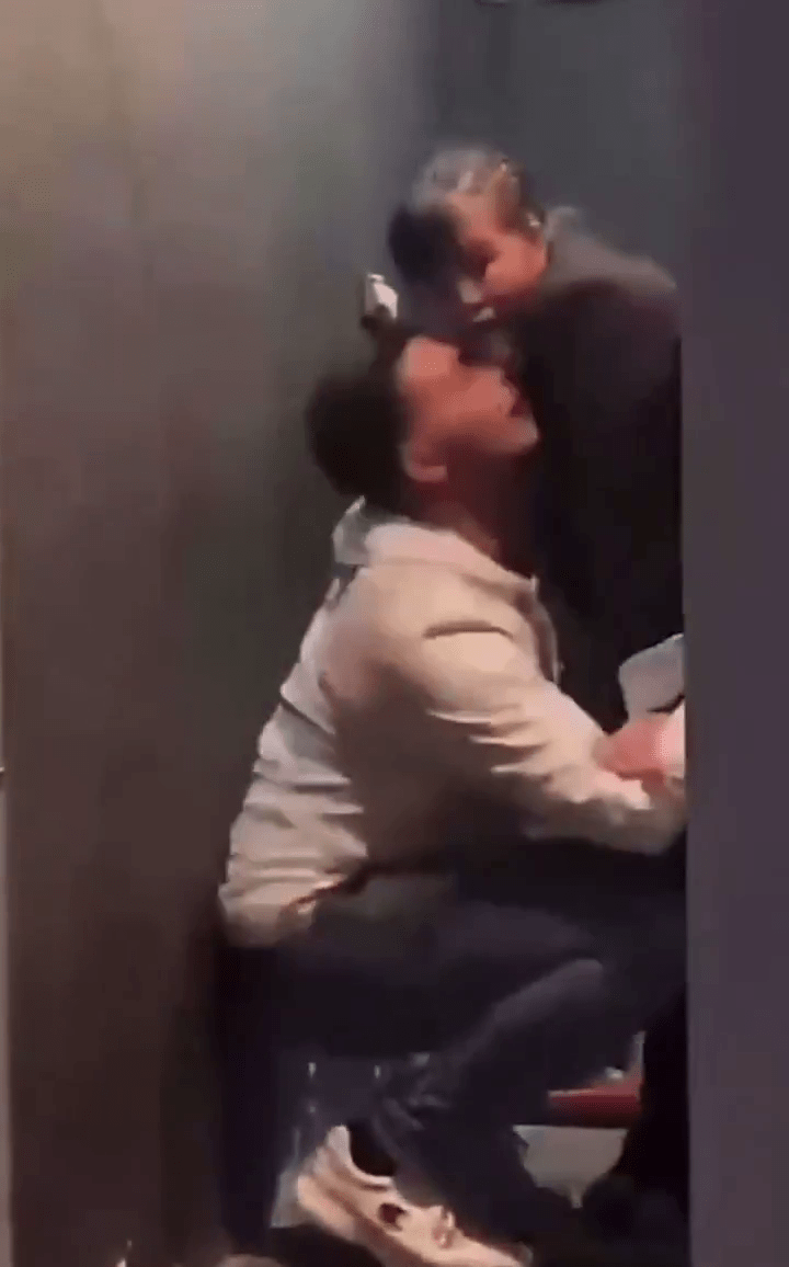 醉酒洋漢在內地酒吧內疑強抱清潔阿姨,阿姨欲推開他。 醉酒洋漢在內地酒吧內疑強抱清潔阿姨,阿姨欲推開他。
