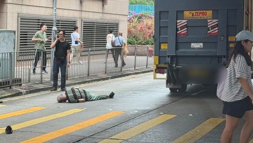 男事主倒臥路中，一隻鞋飛脫。網上圖片