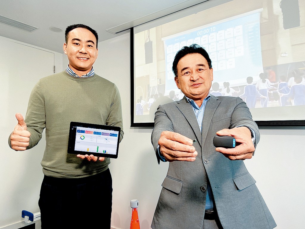 王宇帆在創業過程中幸獲指導教授李文榮的引導，以及大學的資助及支援，數年後漸見成果。