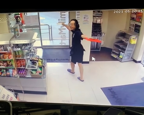 男子拒絕佩戴口罩。影片截圖