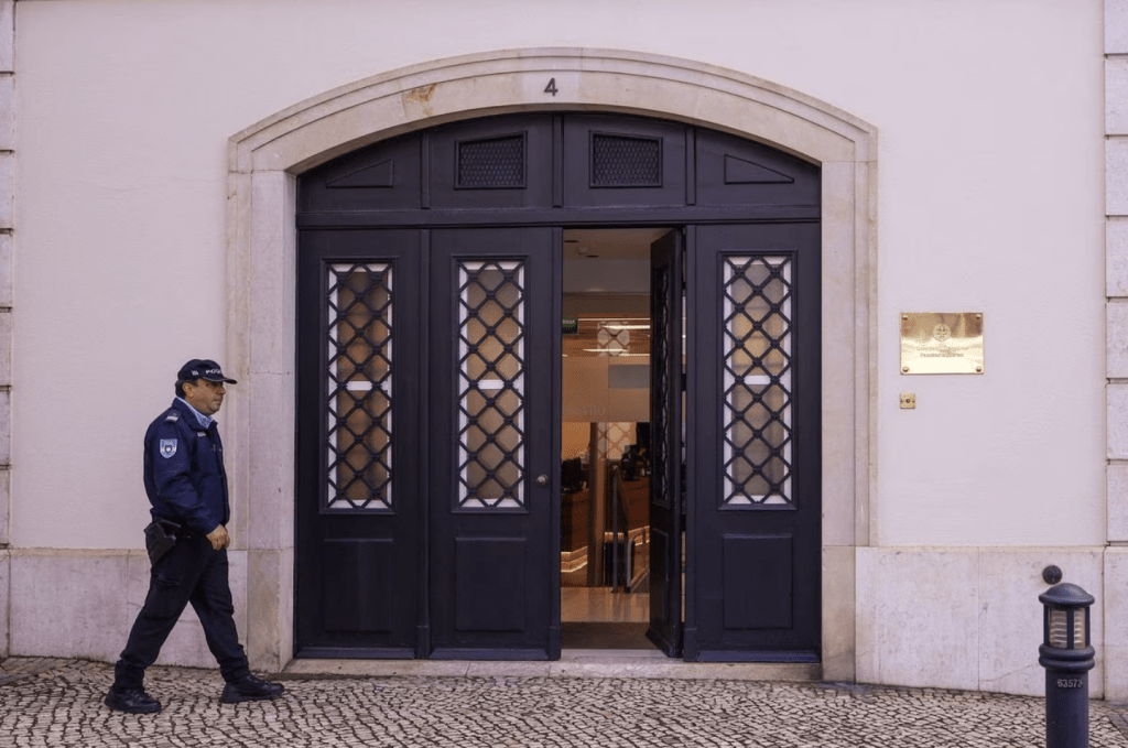 2023 年 11 月 7 日，葡萄牙里斯本聖本托宮，一名警察經過葡萄牙總理官邸。路透社