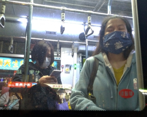 台灣台北市民戴口罩乘坐巴士。AP