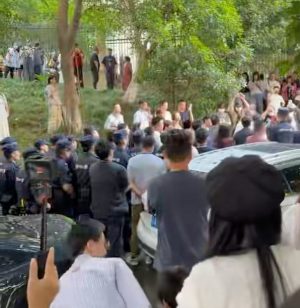動保人士在「打包哥」家外通宵示威,演變成警民衝突。影片截圖 動保人士在「打包哥」家外通宵示威,演變成警民衝突。影片截圖