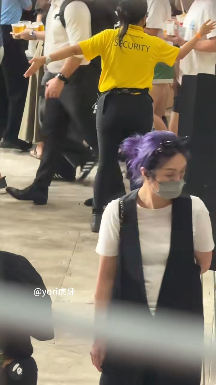 楊千嬅神情呆滯,網民估計她被剛才的情況嚇一跳。 楊千嬅神情呆滯,網民估計她被剛才的情況嚇一跳。