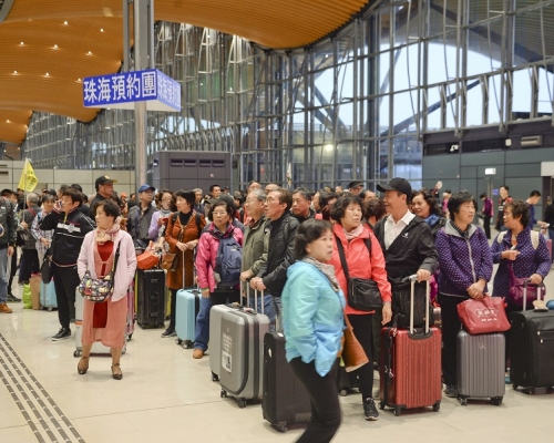 警鐘誤鳴時,口岸約有過千旅客等候出入境,全部人等候職員安排。資料圖片