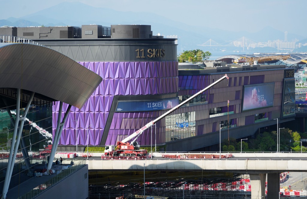 二號客運大樓連接購物中心11 SKIES,日後旅客抵港欲購物將十分方便。吳艷玲攝 二號客運大樓連接購物中心11 SKIES,日後旅客抵港欲購物將十分方便。吳艷玲攝