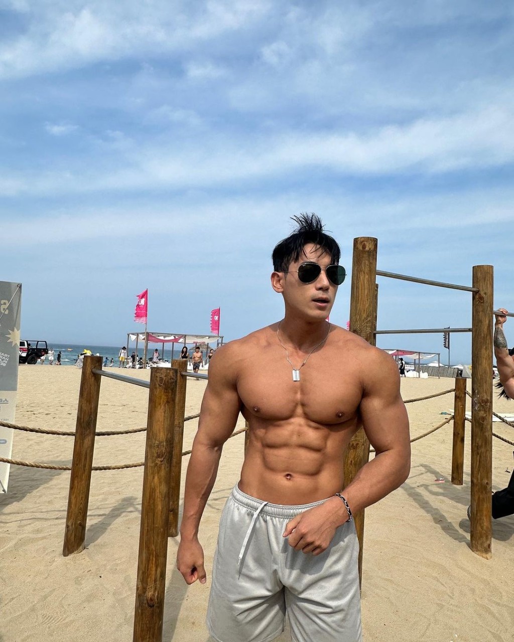 現年32歲。