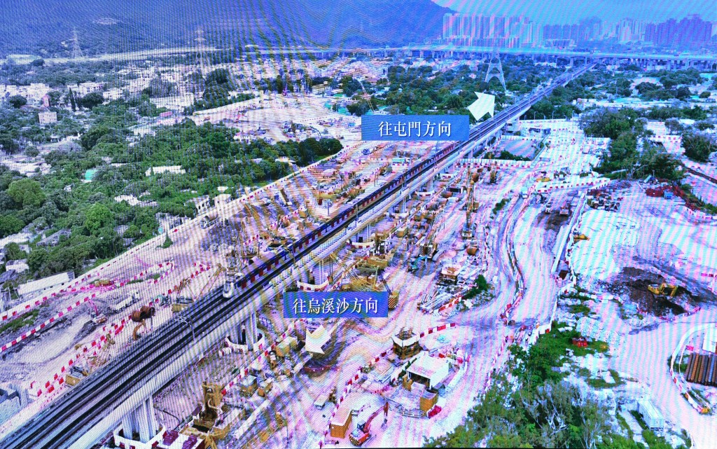 洪水橋站位於兆康站與天水圍站之間，是本港首個在營運中鐵路高架橋加建的車站。