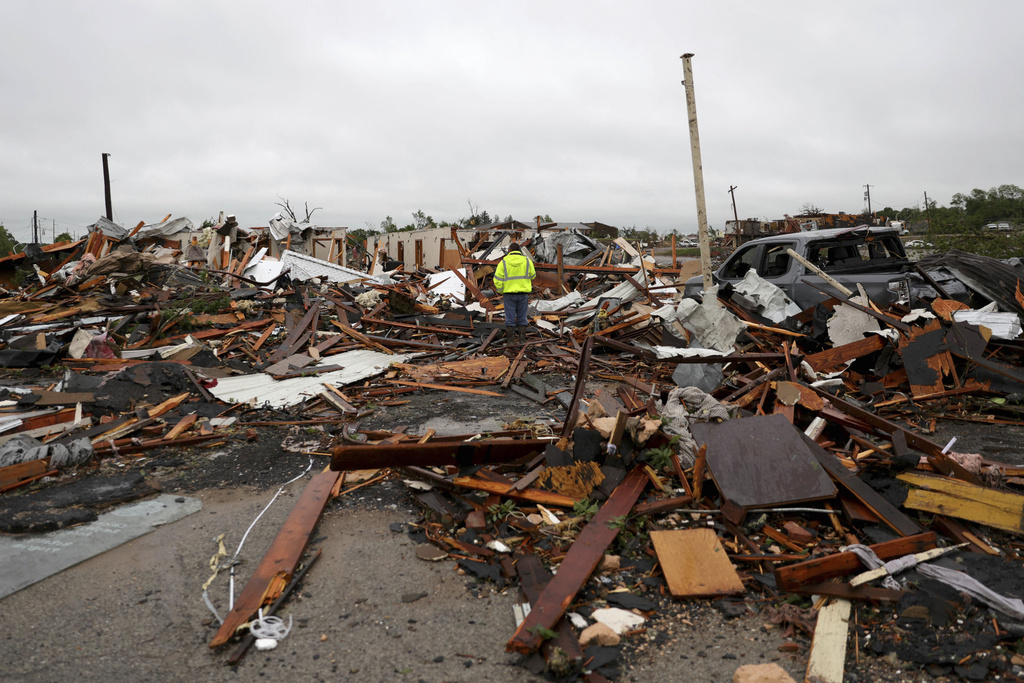 美国俄克拉荷马州受龙卷风吹袭，多间房屋被夷平。美联社
