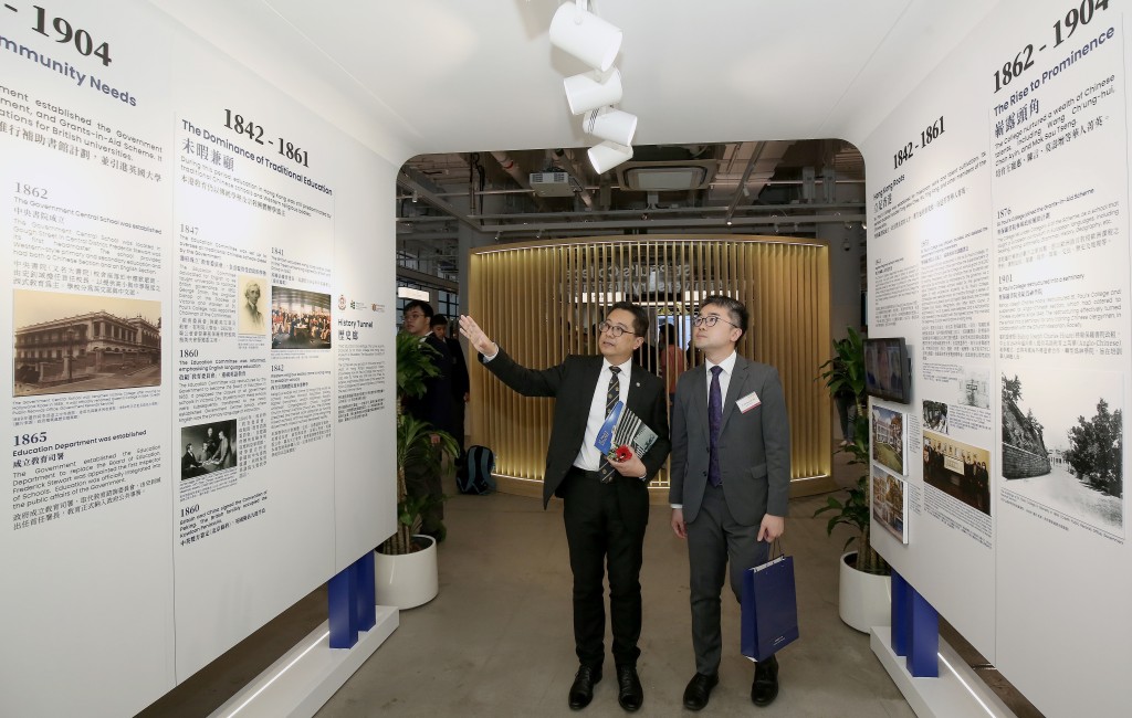 圣保罗书院校长源廸恩（左）为施俊辉介绍「城中先驱．启迪后贤展览。