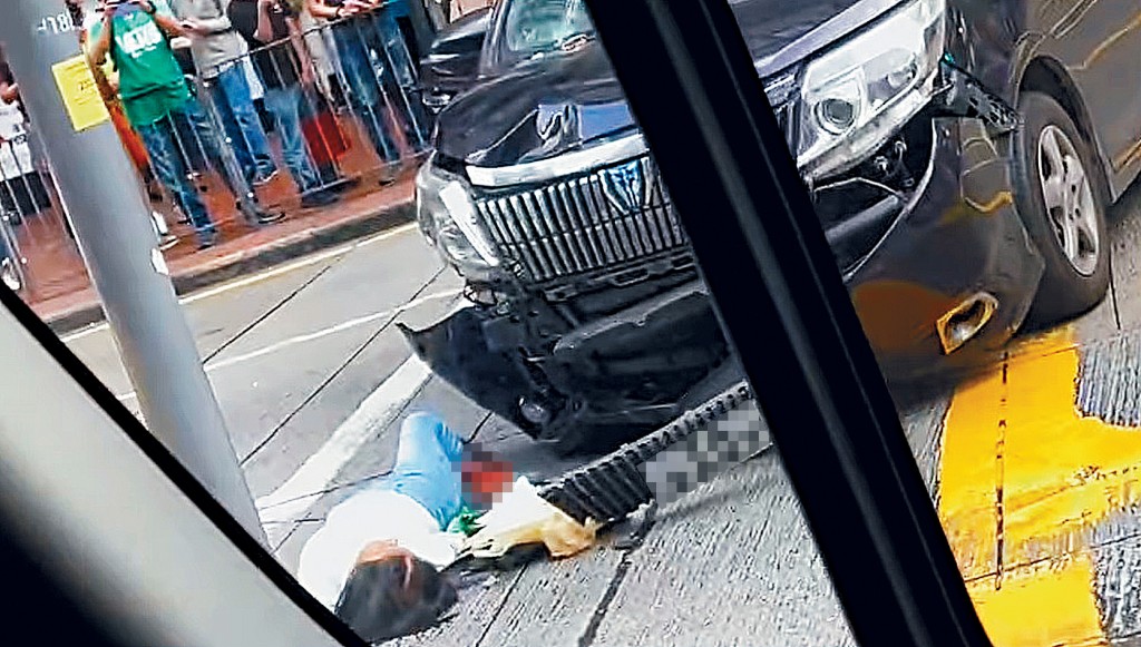 意外發生後,被七人車撞至重傷的女途人昏迷倒臥在車頭位置。