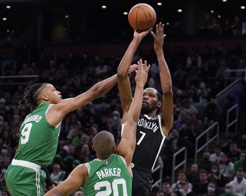 杜倫(黑衫)於職業生涯總得分榜超越艾華遜。AP