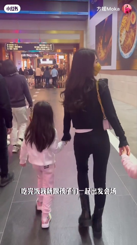 方媛昨日（14日）分享帶兩個女兒欣賞郭富城演唱會的影片。