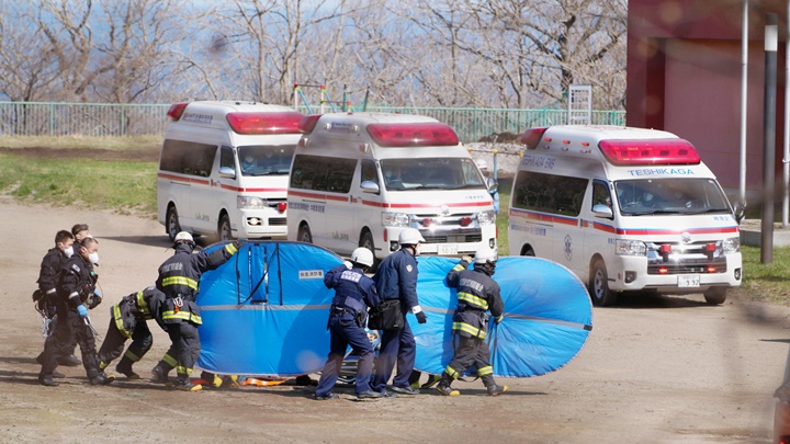 救援人員早前尋回的11名遇難者遺體。路透社資料圖片