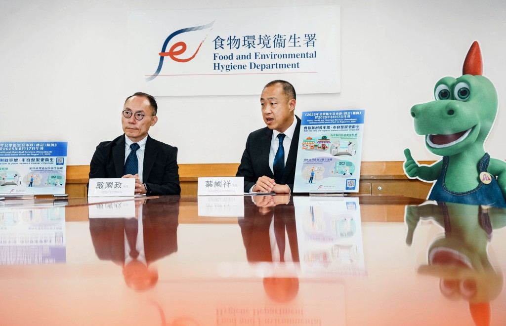 葉國祥(右)指,提高店舖阻街罰則後,發出的定額罰款通知書減少9成。 葉國祥(右)指,提高店舖阻街罰則後,發出的定額罰款通知書減少9成。