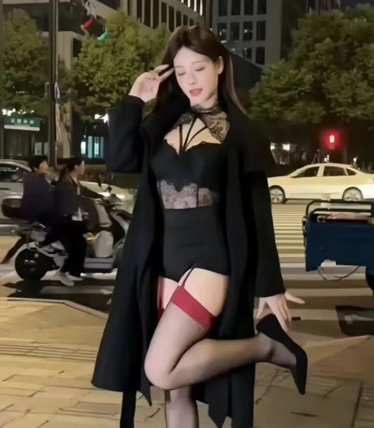 吴柳芳此前因跳“擦边舞”卷入争议。