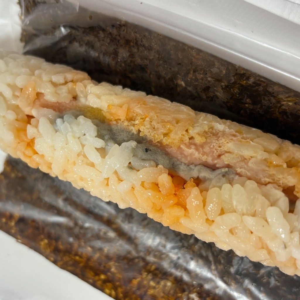 有網民在爭鮮元朗地港鐵分店購買「玉子燒脆卷」,開封後發現有霉菌。 有網民在爭鮮元朗地港鐵分店購買「玉子燒脆卷」,開封後發現有霉菌。