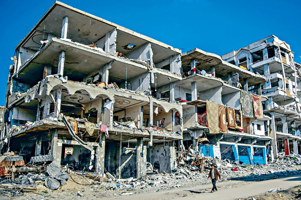 加沙北部拜特拉希亚市在战火中损毁的楼房。