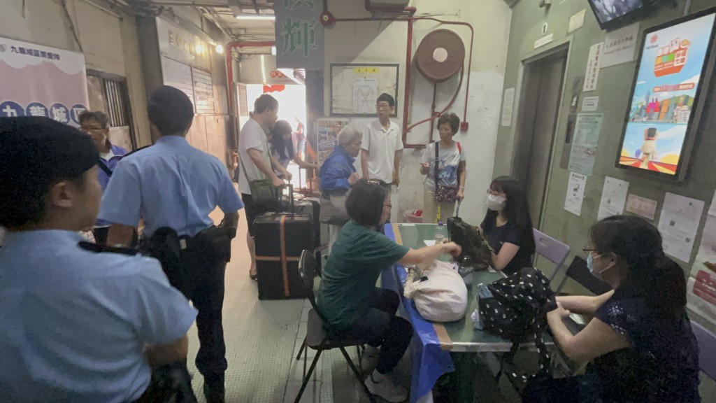 停電導致住戶生活大受影響。 停電導致住戶生活大受影響。
