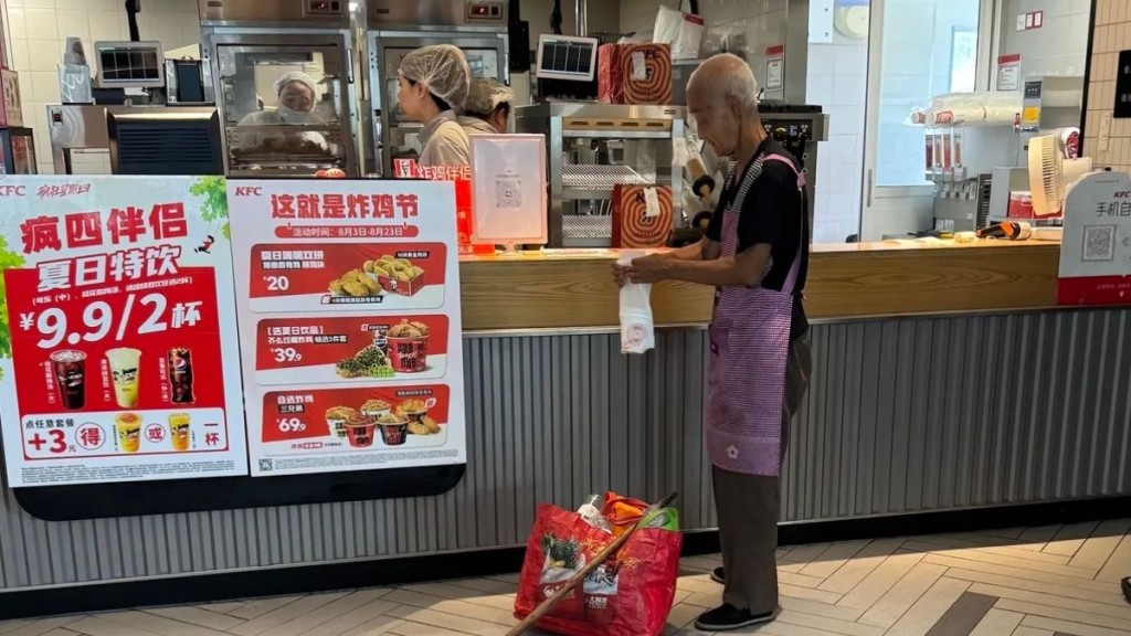 職員用豆漿杯載好熱水給老人。極目新聞