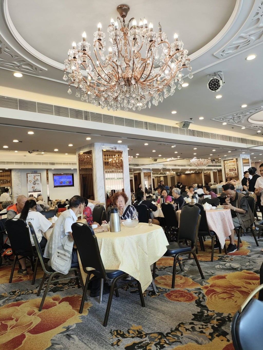 有街坊在社交平台群組發文,指大角咀海富商場的「盈圖」於昨日(28日)下午茶後正式結業。(圖片來源:「大角咀人和事」Facebook群組) 有街坊在社交平台群組發文,指大角咀海富商場的「盈圖」於昨日(28日)下午茶後正式結業。(圖片來源:「大角咀人和事」Facebook群組)