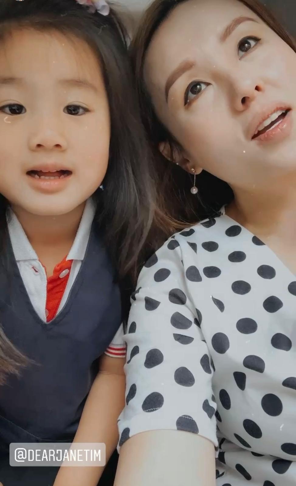 楊洛婷駕車載女兒返學，在車廂內與女兒一齊拍片。